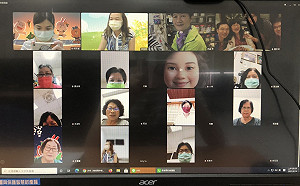 鳥來嬤開直播！嶺東樂齡學員視訊課收穫多  看手機學做飲料袋