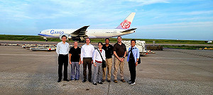 戰貓效率!蕭美琴凌晨2點半代表政府接收疫苗 華航專機直送台灣