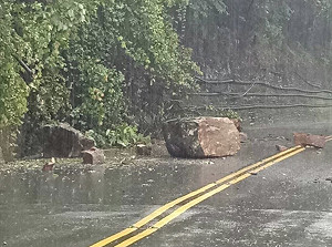 大雨襲擊！中橫台8線20K半人高落石砸下 員警冒雨交管維護安全