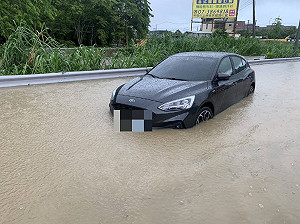 (影)高雄豪雨！燕巢路面積水 消防緊急出勤救援受困孕婦