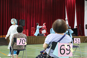 高市防疫展新意 新創歌仔戲中戲陪長輩注射疫苗