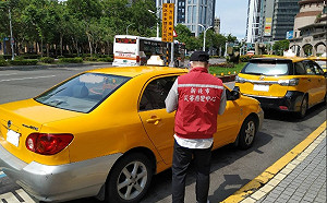 稽查大眾運輸防疫簡訊實聯制 新北市交通局籲務必配合