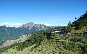 三級警戒》疫情趨緩關不住？！合歡山松雪樓7月訂房大爆滿