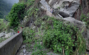 快訊》台東東河東富公路土石坍塌  3村緊急停班停課