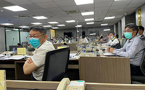 柯P得意建議整合跨縣市疫調 網譙：就獨缺台北市