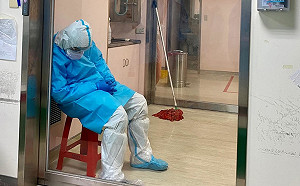 只能靠牆休息！醫師曝清潔人員崩潰日常：要穿防護衣待負壓病房100分鐘