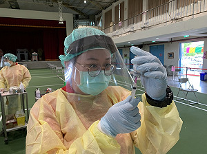 高雄美濃客庄精神大爆發 36瓶AZ共401人施打