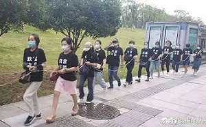 剛好「整串」抓起來? 詐騙受害者互相「綁鐵鍊」維權  下場.....僅2人逃脫