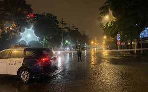 雨炸高雄 小港區9車10人一度受困