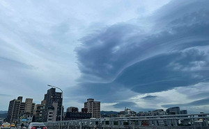 不是UFO、外星人!高嘉瑜分享雲朵照 氣象網解答:莢狀雲