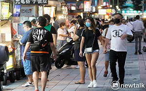 現場直擊》不甩時中 北市寧夏夜市微解封 排隊名店現人龍