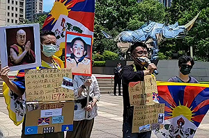 布達拉宮被掛中共黨慶布條 在台藏人到中國銀行台北分行抗議