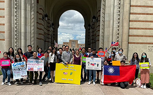 真朋友!休士頓台灣留學生拿國旗齊發聲 感謝美國捐贈疫苗