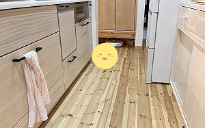 奴才加班回家驚見「角落生物」耍廢攤地　網笑：等門太累？