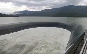 西南風挾強降雨!南化水庫第3度滿庫溢流