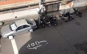 機車倒車入庫遭戰翻！外送妹愣了