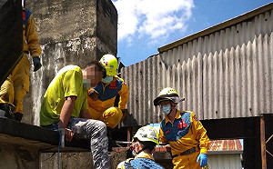 百公斤水塔突崩塌 工人遭壓30分鐘後獲救