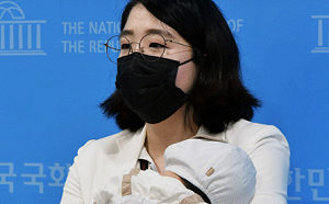 韓女議員抱出生59天兒進國會工作引熱議 突顯男女育兒體制不平等