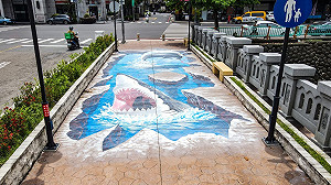 小心鯊魚就在你的腳下！台中人行橋3D立體彩繪吸睛又刺激