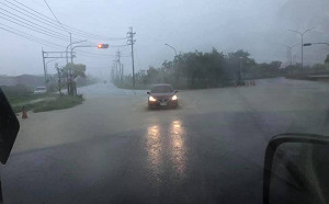 雷雨轟炸高雄！路竹時雨量飆破百毫米 岡山、永安一度傳積水20cm