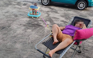 居家育兒出奇招！阿祖靠一根繩子  網：體驗拉大魚的感覺