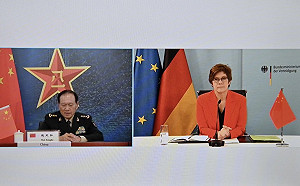 啪！德國防長當魏鳳和面批新疆人權：要聽南海仲裁
