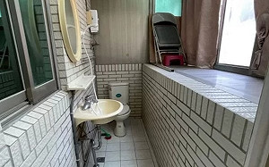 桃園龜山5.5K「雙贏套房」在陽台洗澡上廁所!網友傻眼：房東贏2次