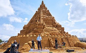 丹麥沙堡21公尺高打破金氏世界紀錄 靈感來自新冠病毒