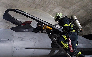 整軍備戰》與時間賽跑！空軍夜間消防搶救演練 搶救人機分秒必爭