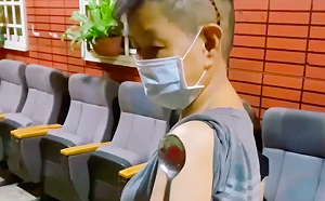 (影)「萬磁王手臂」再加一！歌手賴銘偉母手臂成功吸附鐵湯匙