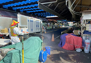 微解封》週末湧現人潮 高市府勒令興達港攤集場休市清消