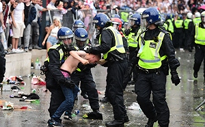 不「尬意」輸的感覺! 英格蘭吞敗球迷大鬧 49人被捕19警察受傷