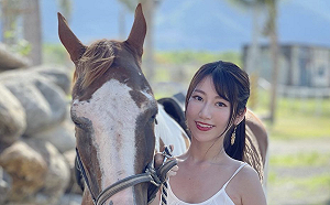 Elsa與動物合照!網直呼羨慕:想當馬