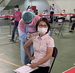 高市議長曾麗燕接種新冠疫苗 籲議員做好防疫措施