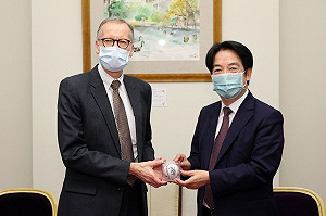 酈英傑將離台 見賴清德贈陳偉殷、王建民簽名球