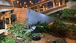 台64線高架道路聯結車墜地 駕駛命危