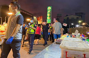 不甩黃偉哲！台南夜市重開第一天｢12人群聚打麻將｣南市府罰3000元