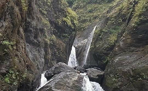 屏東鴛鴦瀑布溯溪意外2人溺斃  同行有高市消防局中階主管