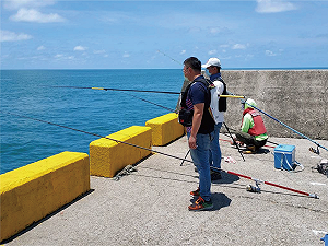 微解封》台中港北堤海釣可進場 蔡其昌、施志昌爭取戶外垂釣場比照