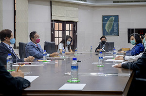 劉宥彤挨批見小英穿Polo衫牛仔褲 府：穿著是自由、無須道歉