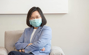 蔡英文稱｢政府夜以繼日協助捐贈單位｣游盈隆：心態倨傲 睜眼說瞎話