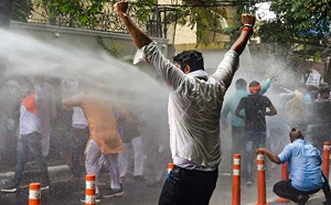 秀給你看真的不缺水！民眾抗議無水可用 印度警方用高壓水槍驅散