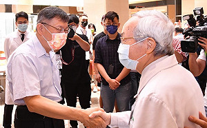 柯文哲訪亞東醫院與醫護擁抱握手 前民進黨高市主委：金母湯  