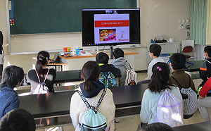 背背包在教室看投影幕！日本小學「線上戶外教學」 網：看著就想哭