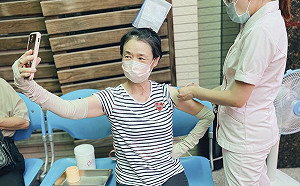 (影)譚艾珍接種莫德納疫苗！實測驚變萬磁王