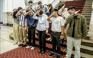 顏色不對？黃越綏批劉宥彤穿牛仔褲見總統不敬 網翻蔡英文舊照打臉