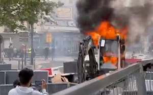 (影) 反馬克宏推強制接種疫苗和健康通行證 法國慶日多地爆發大規模抗議