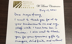 期待再相會!  美國在台協會AIT處長酈英傑手寫信道別黃偉哲