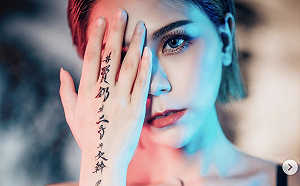 蕾拉手臂寫滿「二手、花瓶」！嘆：網友罵的詞彙我都能背了