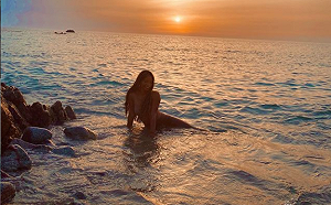 真人版《小美人魚》殺青！女主角首曝「夕陽人魚照」：更堅強了